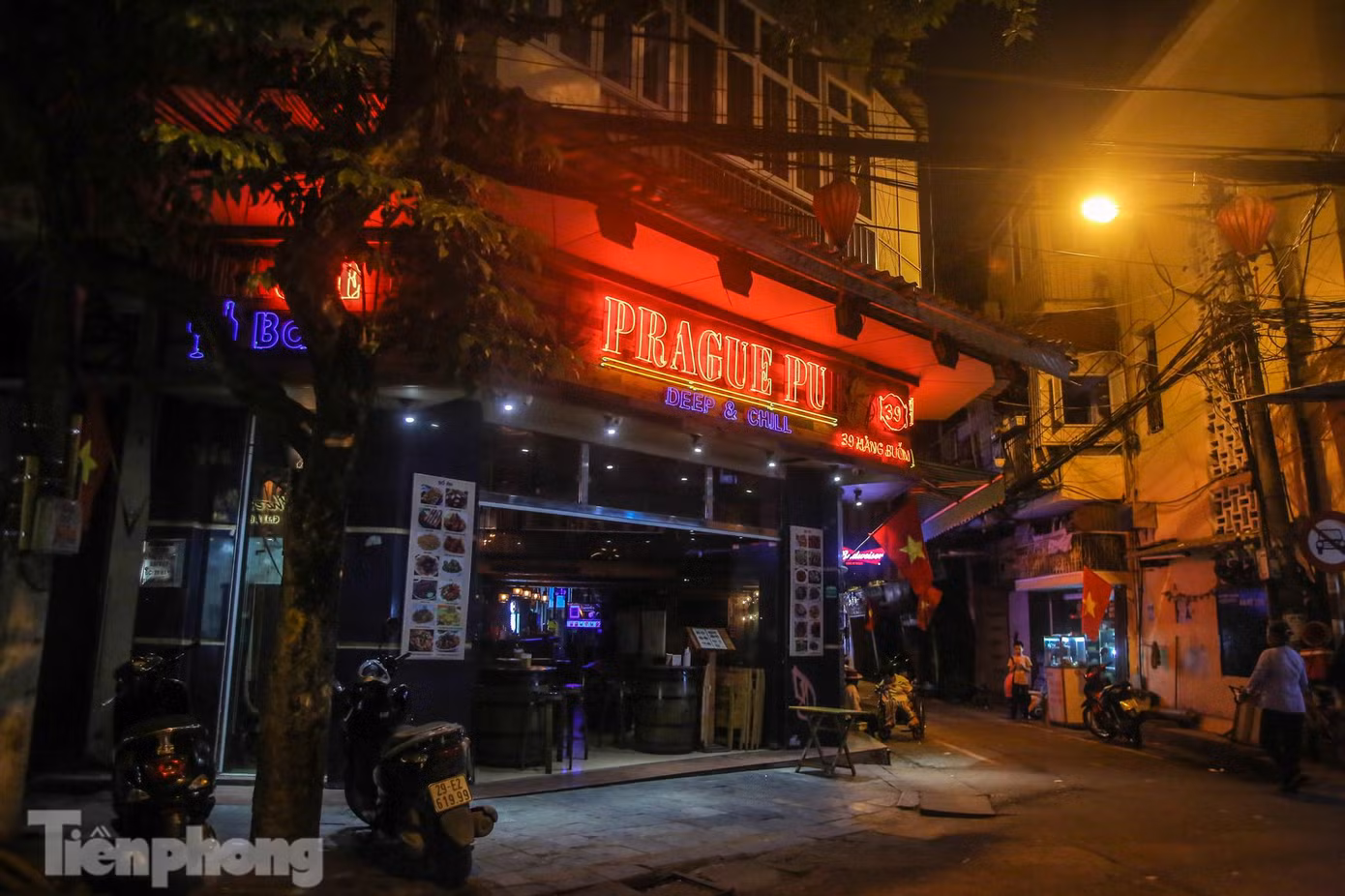 Một số quán club, quán bar sáng đèn, mở cửa, không đón khách bên trong.