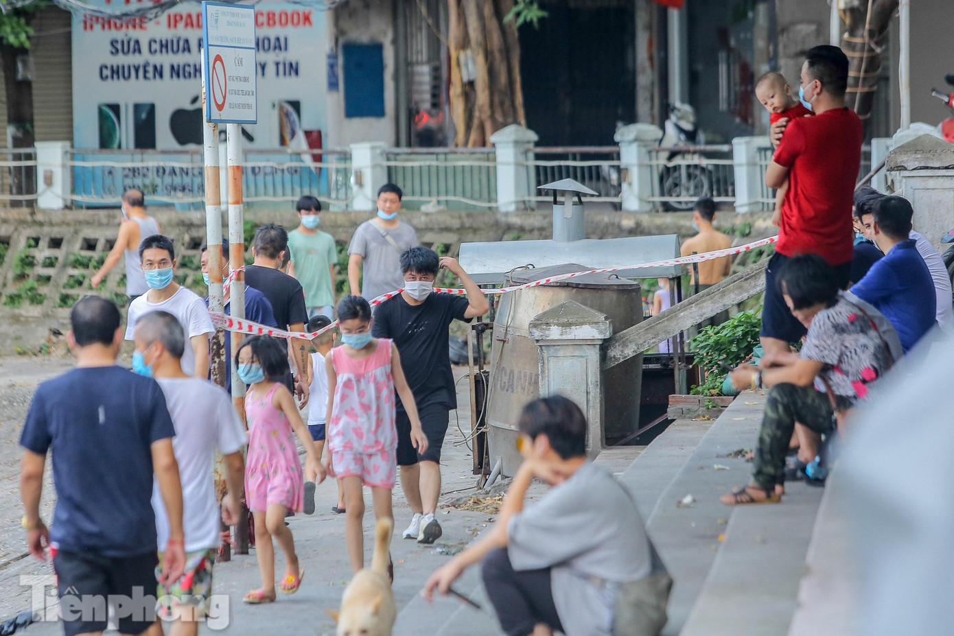 Vượt qua cả dây chắn ngang đường hồ.