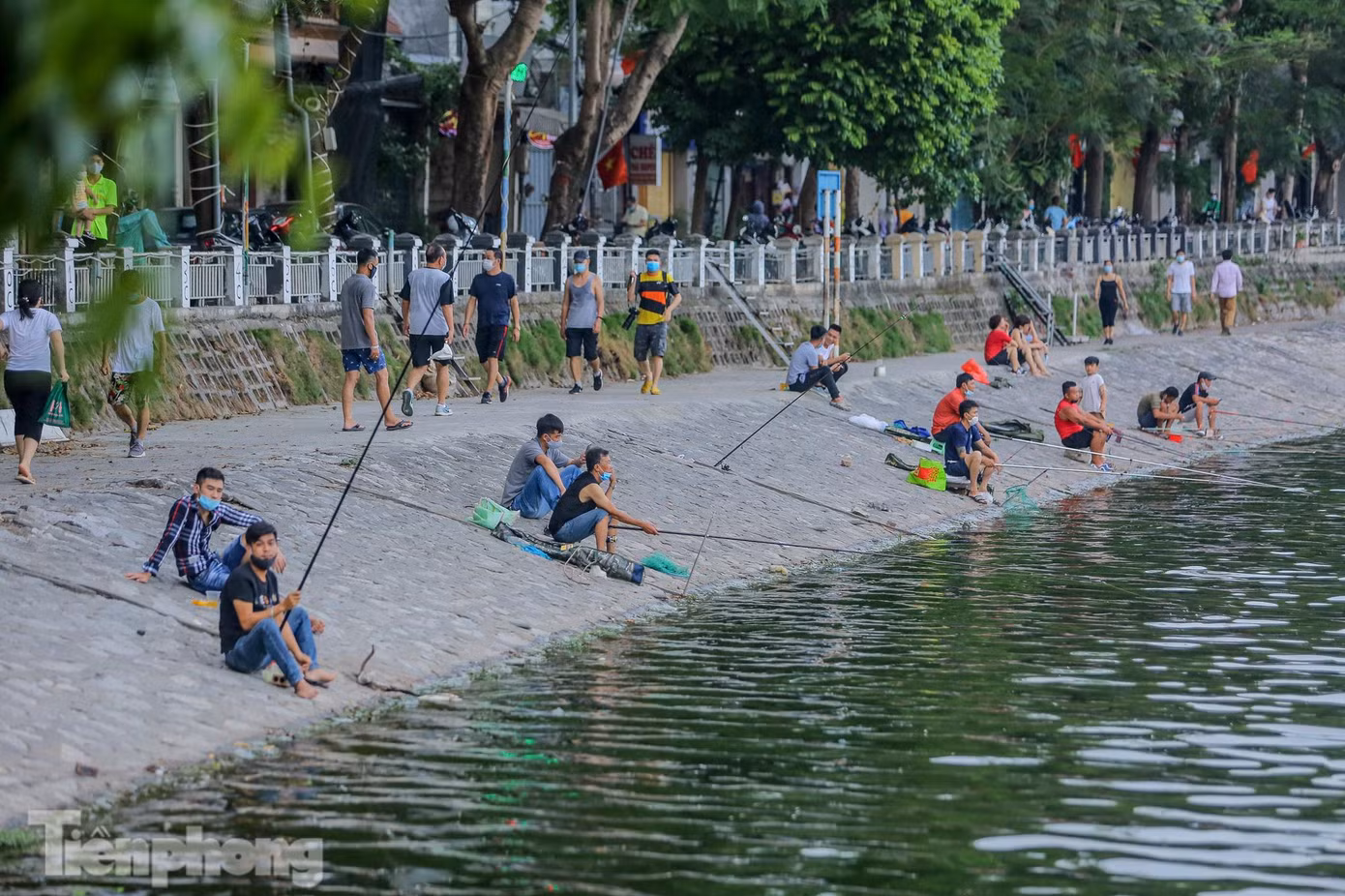 Bờ kè sát hồ là tụ điểm tập hợp các "cần thủ".
