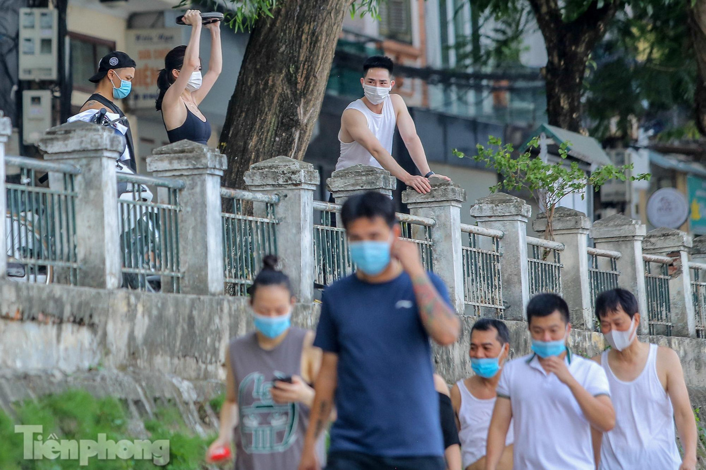 Ghi nhận trong một buổi chiều có đến hàng trăm người sinh hoạt tại khu vực trên.