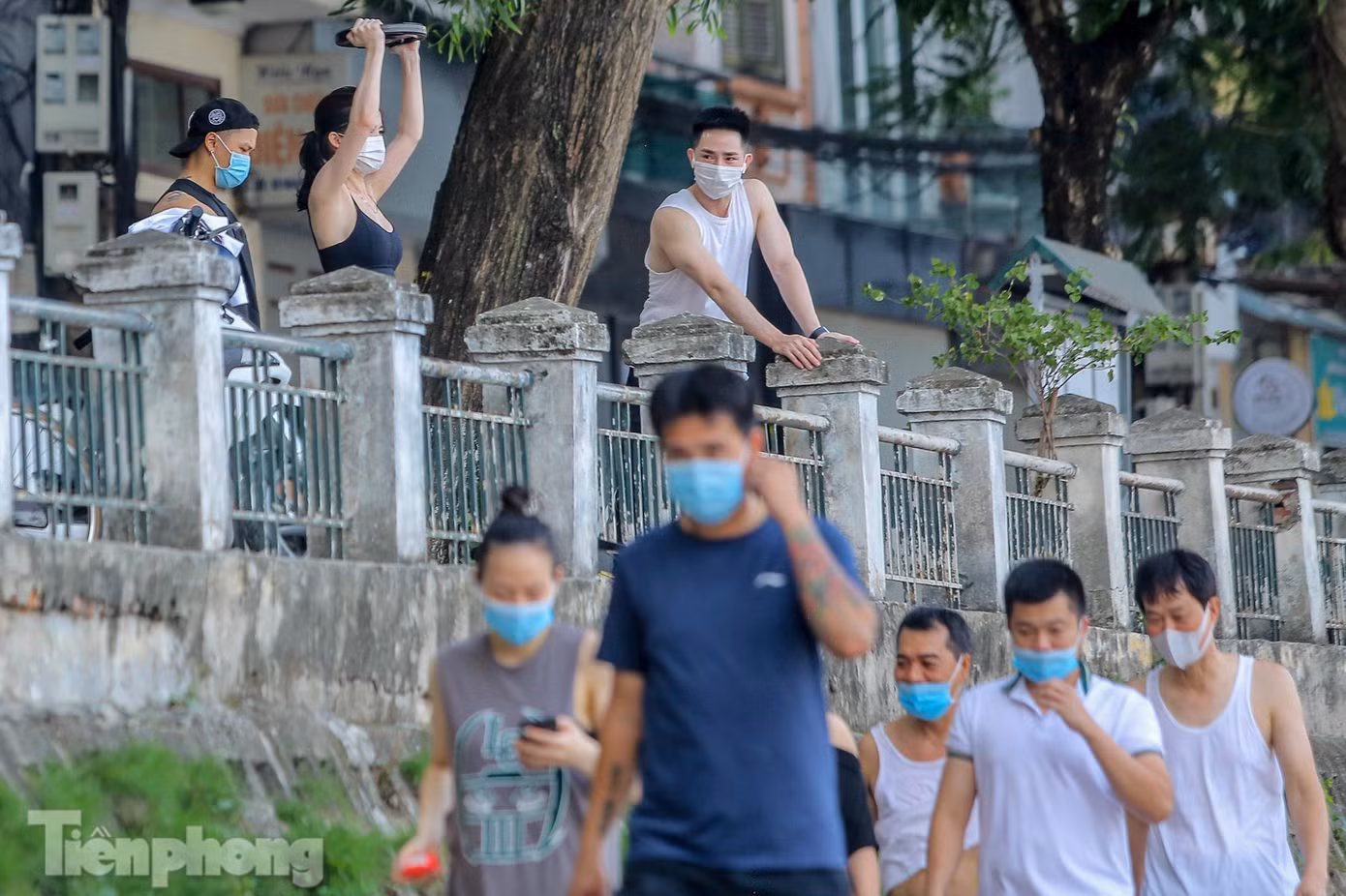 Ghi nhận trong một buổi chiều có đến hàng trăm người sinh hoạt tại khu vực trên.