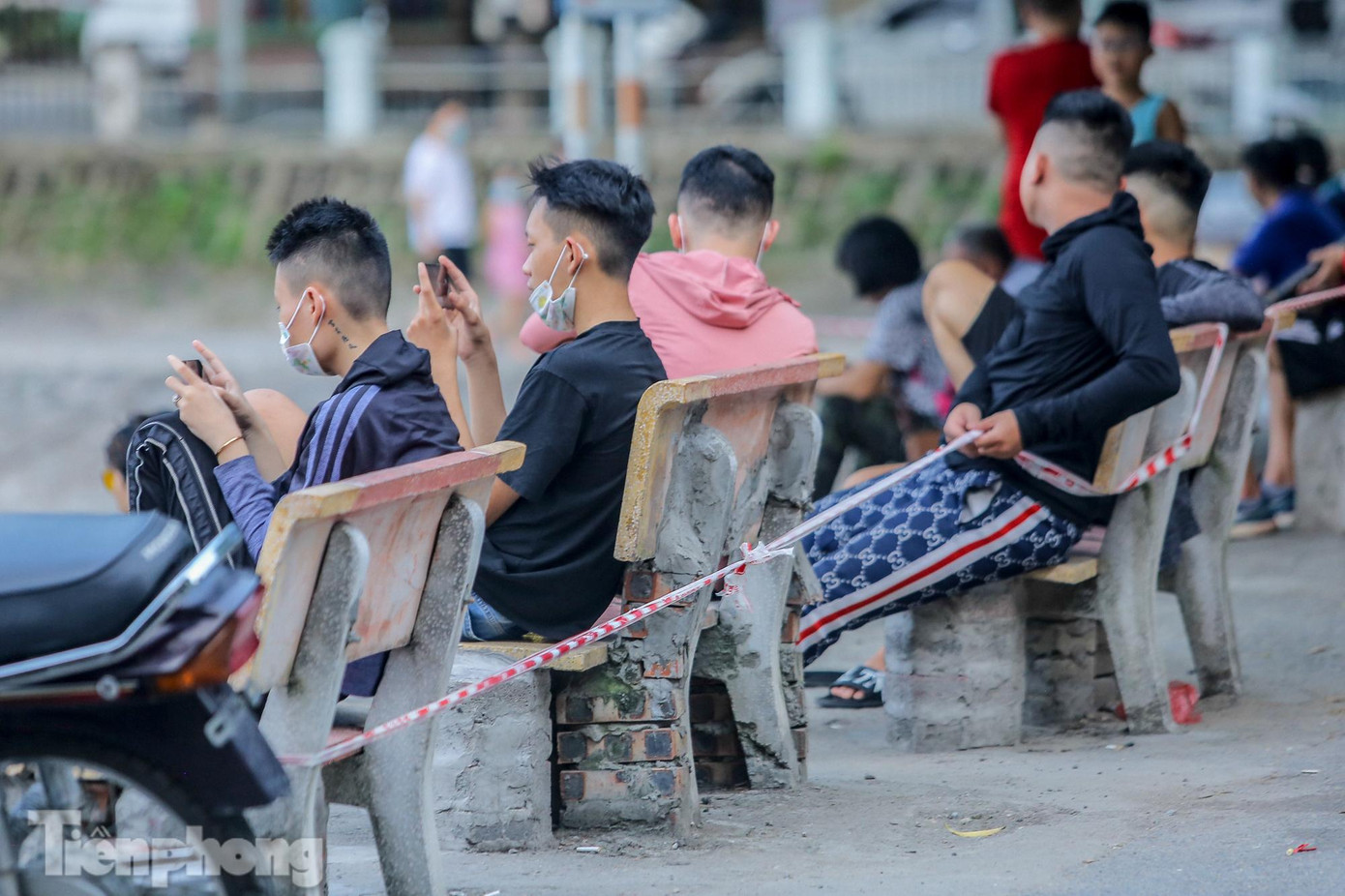 Ngồi vào phần phía trong dây được lực lượng chức năng rào chặn các lối xuống.