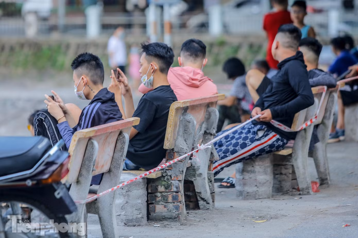 Ngồi vào phần phía trong dây được lực lượng chức năng rào chặn các lối xuống.