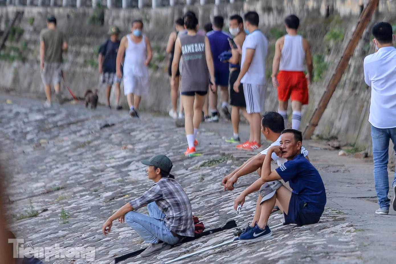 Không ít người dân vẫn thoải mái giao tiếp ở cự ly gần.