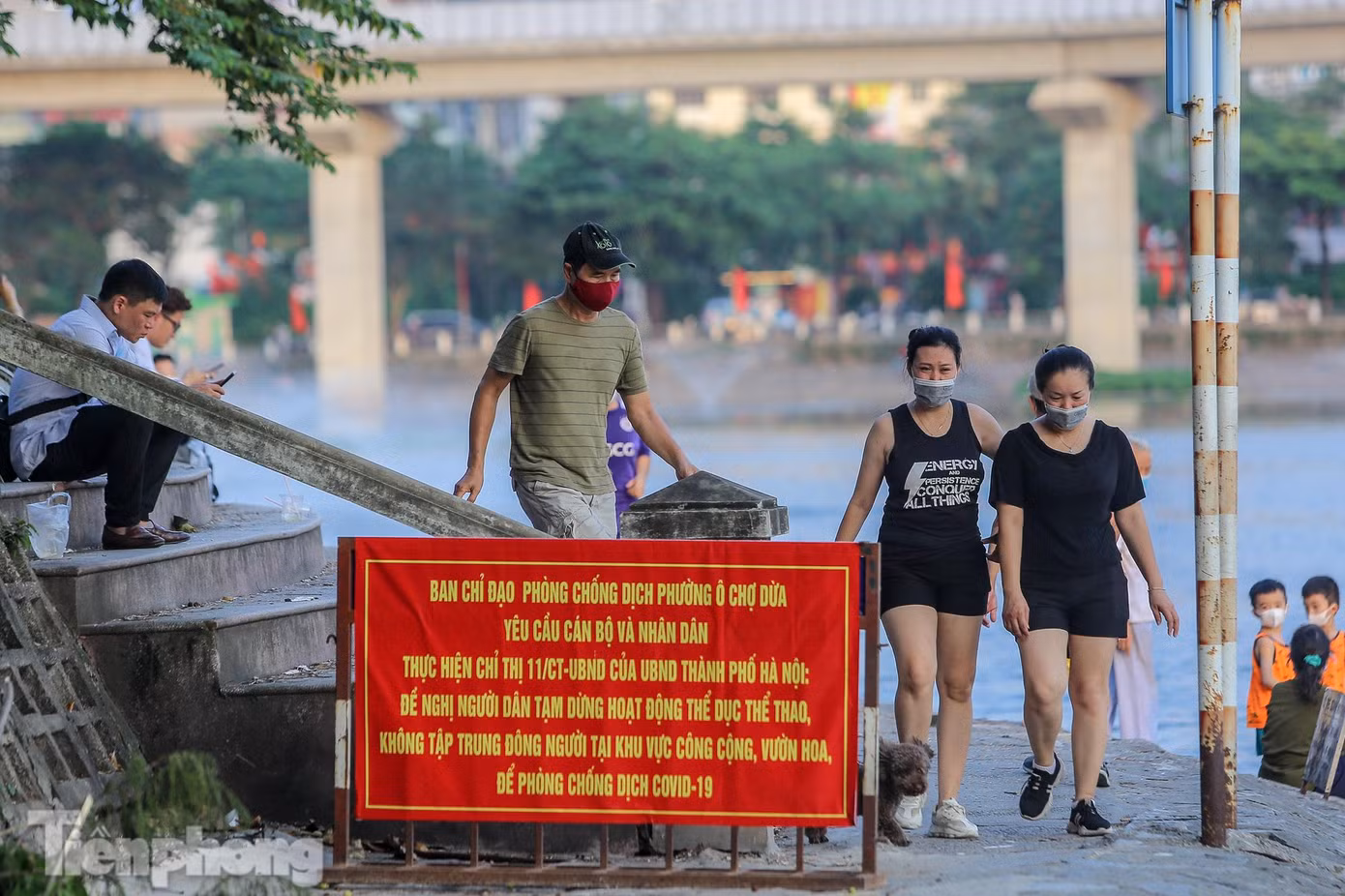Mặc dù có biển yêu cầu đặt ngay dưới đường hồ, nhưng vẫn rất đông người tập thể dục đến đây.