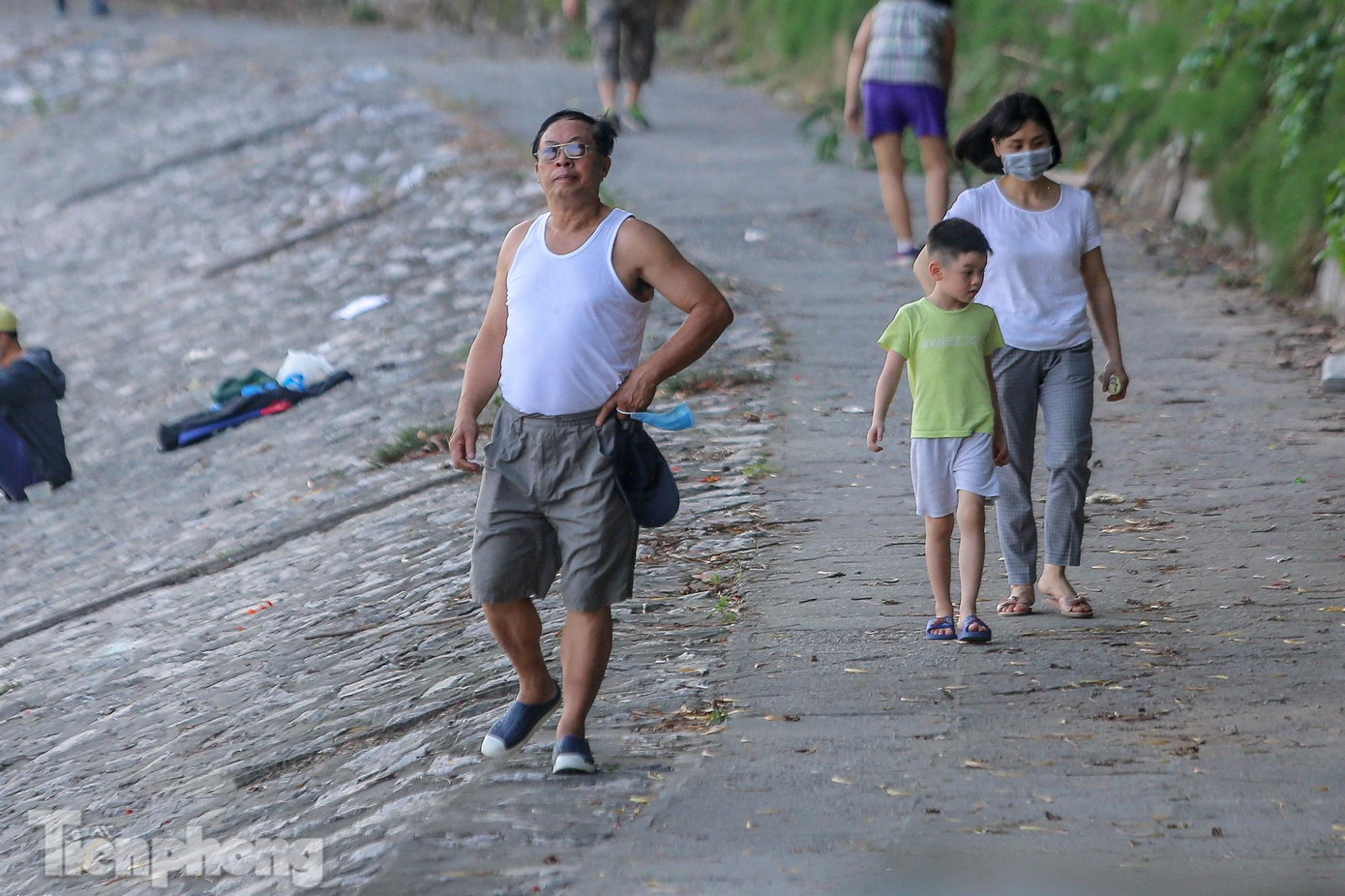 Hình ảnh người dân không đeo khẩu trang không khó bắt gặp tại hồ Hoàng Cầu.