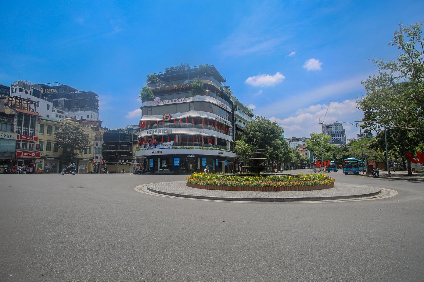 Khu vực quảng trường Đông Kinh Nghĩa Thục hiếm người qua lại. Khu vực quảng trường Đông Kinh Nghĩa Thục hiếm người qua lại.