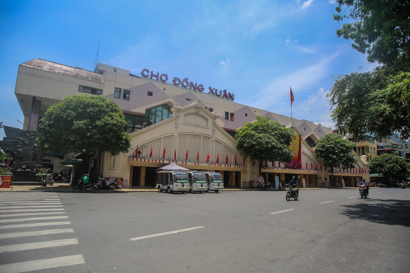 Khu vực đông đúc, xô bồ chợ Đồng Xuân không còn nhộn nhịp. Khu vực đông đúc, xô bồ chợ Đồng Xuân không còn nhộn nhịp.