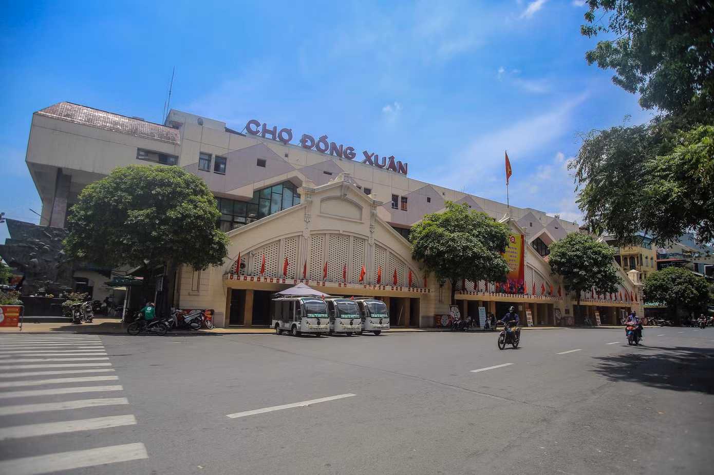 Khu vực đông đúc, xô bồ chợ Đồng Xuân không còn nhộn nhịp.