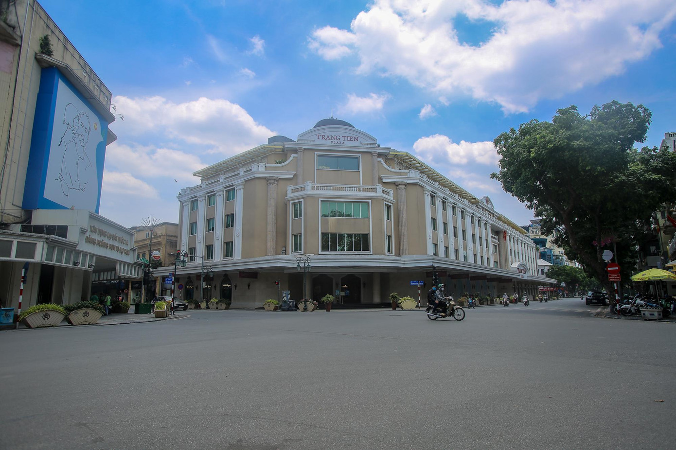 Hình ảnh ngã tư Tràng Tiền, Đinh Tiên Hoàng như ngày mùng 1 Tết. Hình ảnh ngã tư Tràng Tiền, Đinh Tiên Hoàng như ngày mùng 1 Tết.