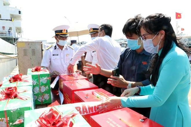 Kiểm tra thùng phiếu tại cảng Lữ đoàn 171 Hải quân trước khi đưa lên tàu Trường Sa 04 và Trường Sa 19. (Ảnh: Đoàn Mạnh Dương/TTXVN)