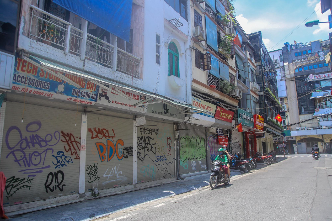 Dãy cửa hàng đồng loạt đóng cửa. Dãy cửa hàng đồng loạt đóng cửa.