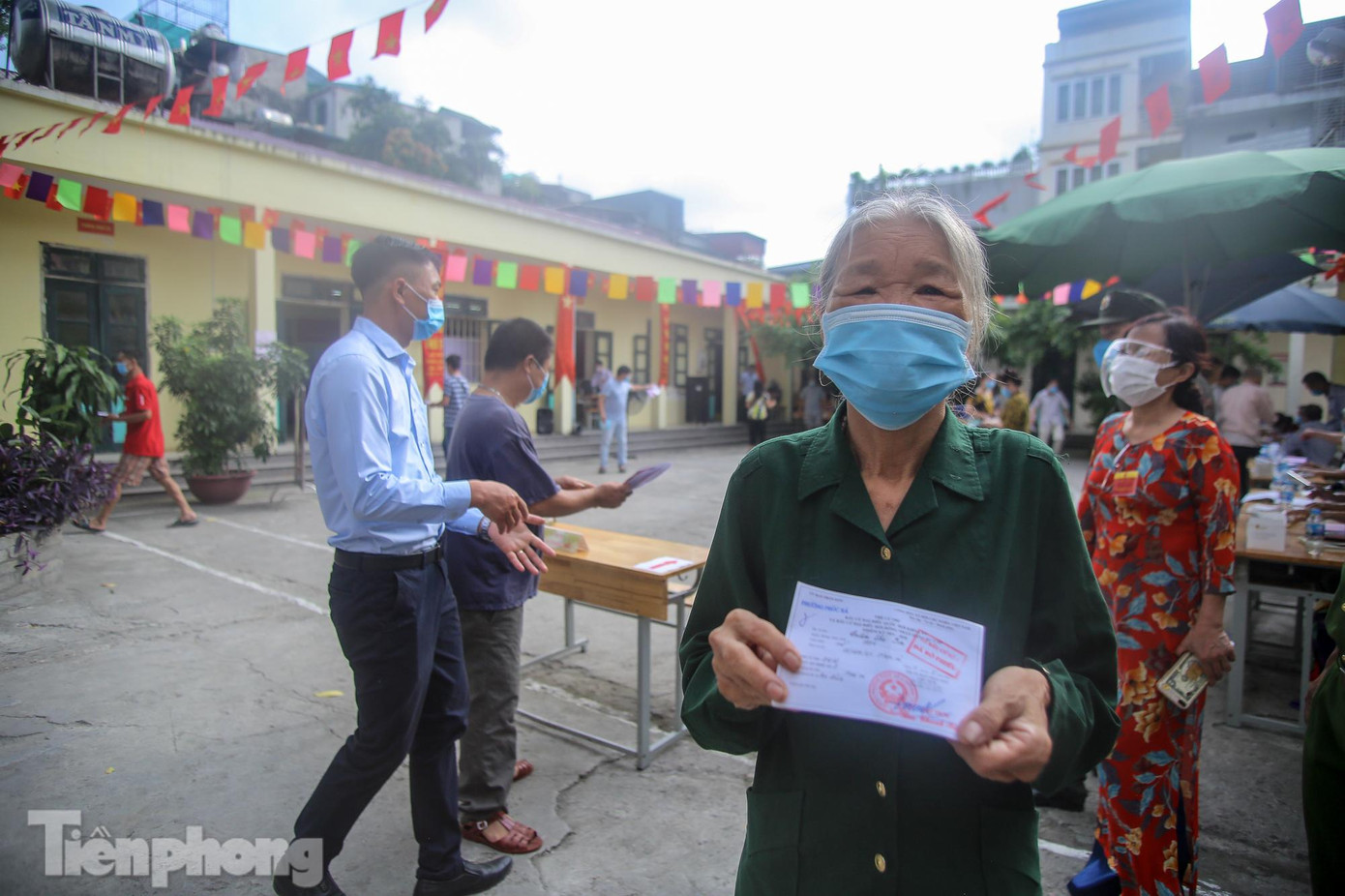 Bà Ba mừng rỡ sau khi hoàn thành bỏ phiếu.