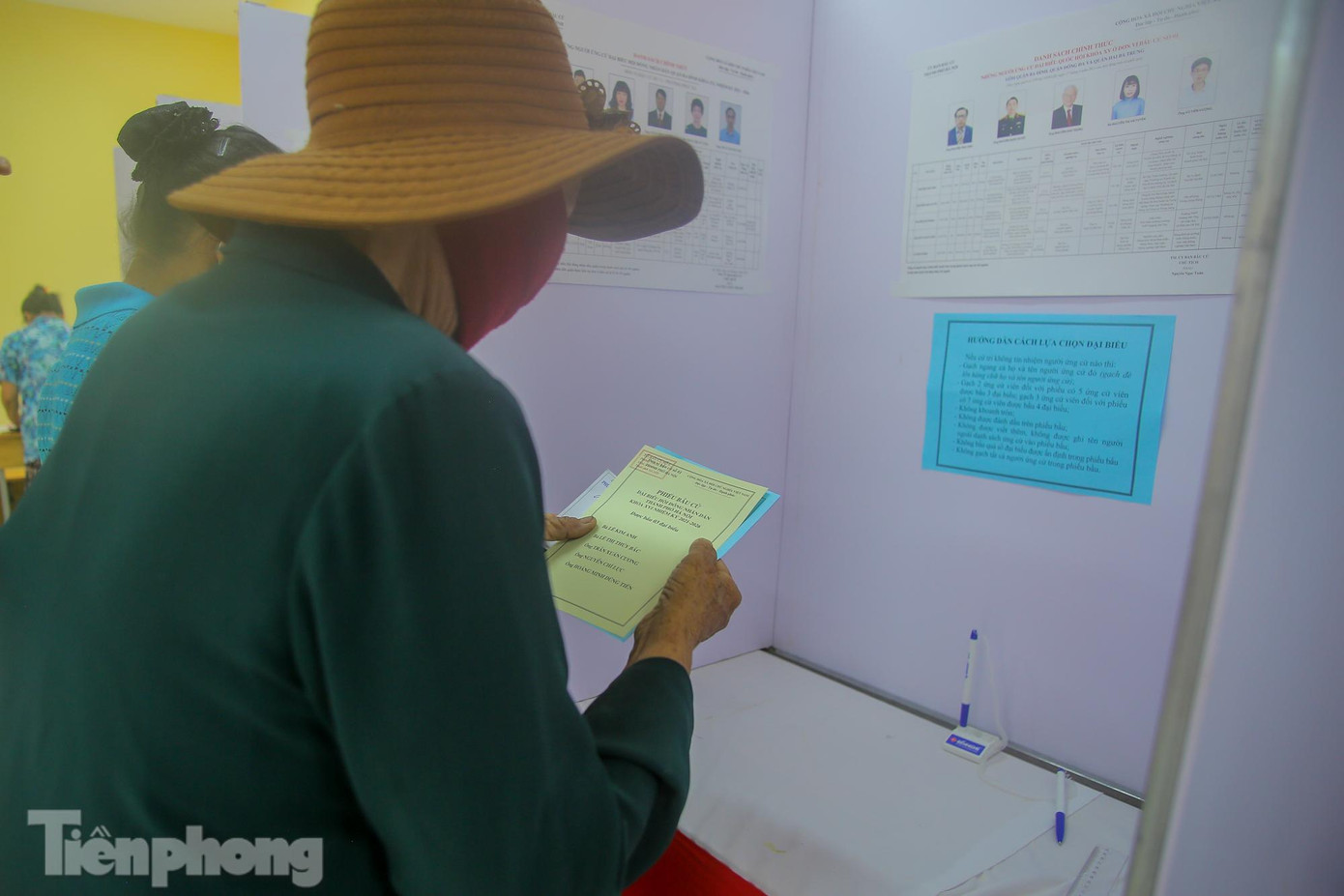 Có mặt ở buồng lựa chọn đại biểu.