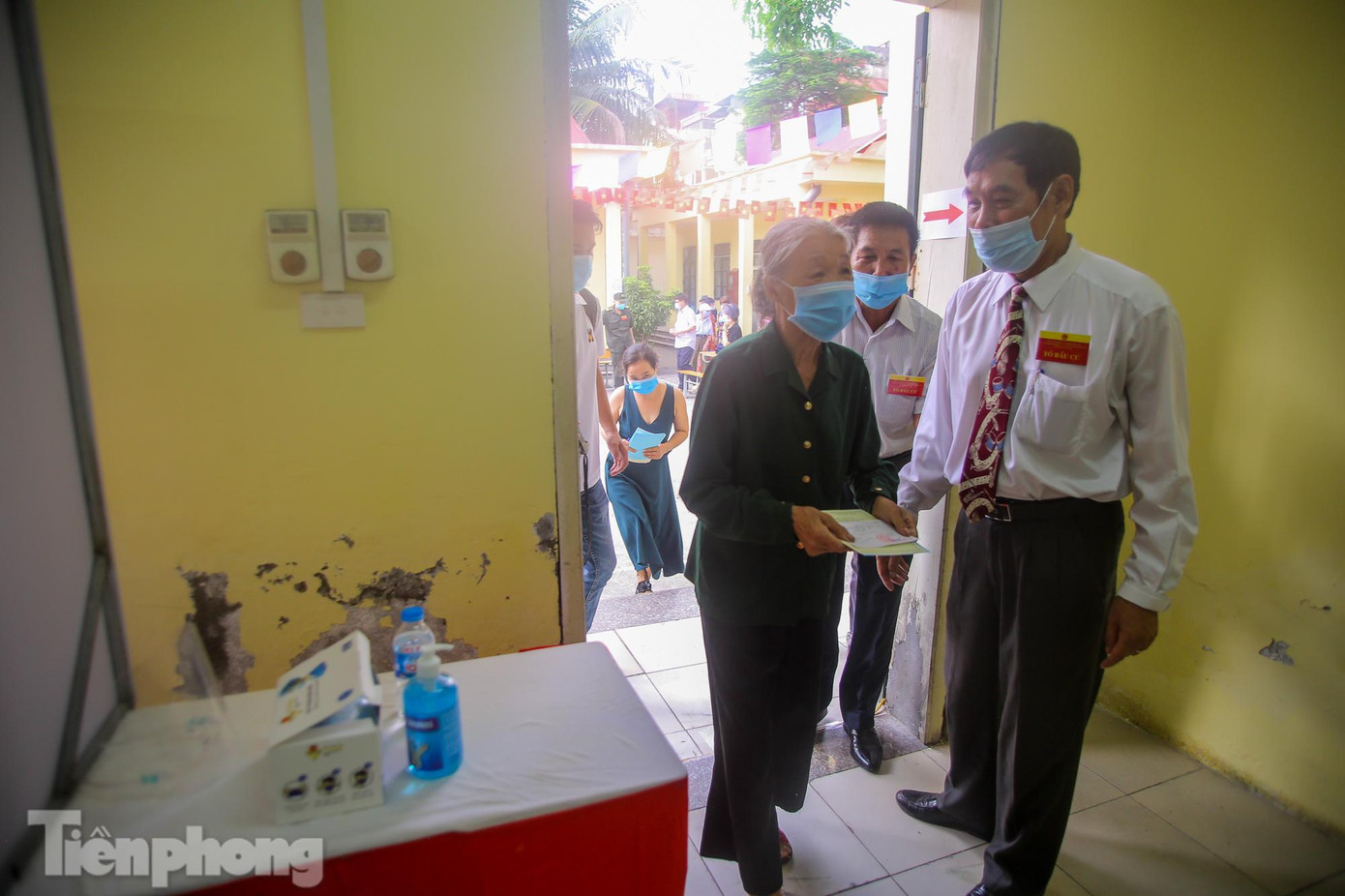 Các cụ bà được ban bầu cử hướng dẫn nhiệt tình các bước bầu cử, bỏ phiếu.