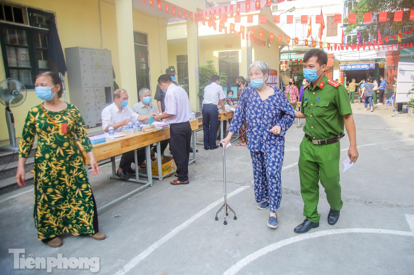 Một cử tri đau chân được lực lượng chức năng nhiệt tình giúp đỡ.