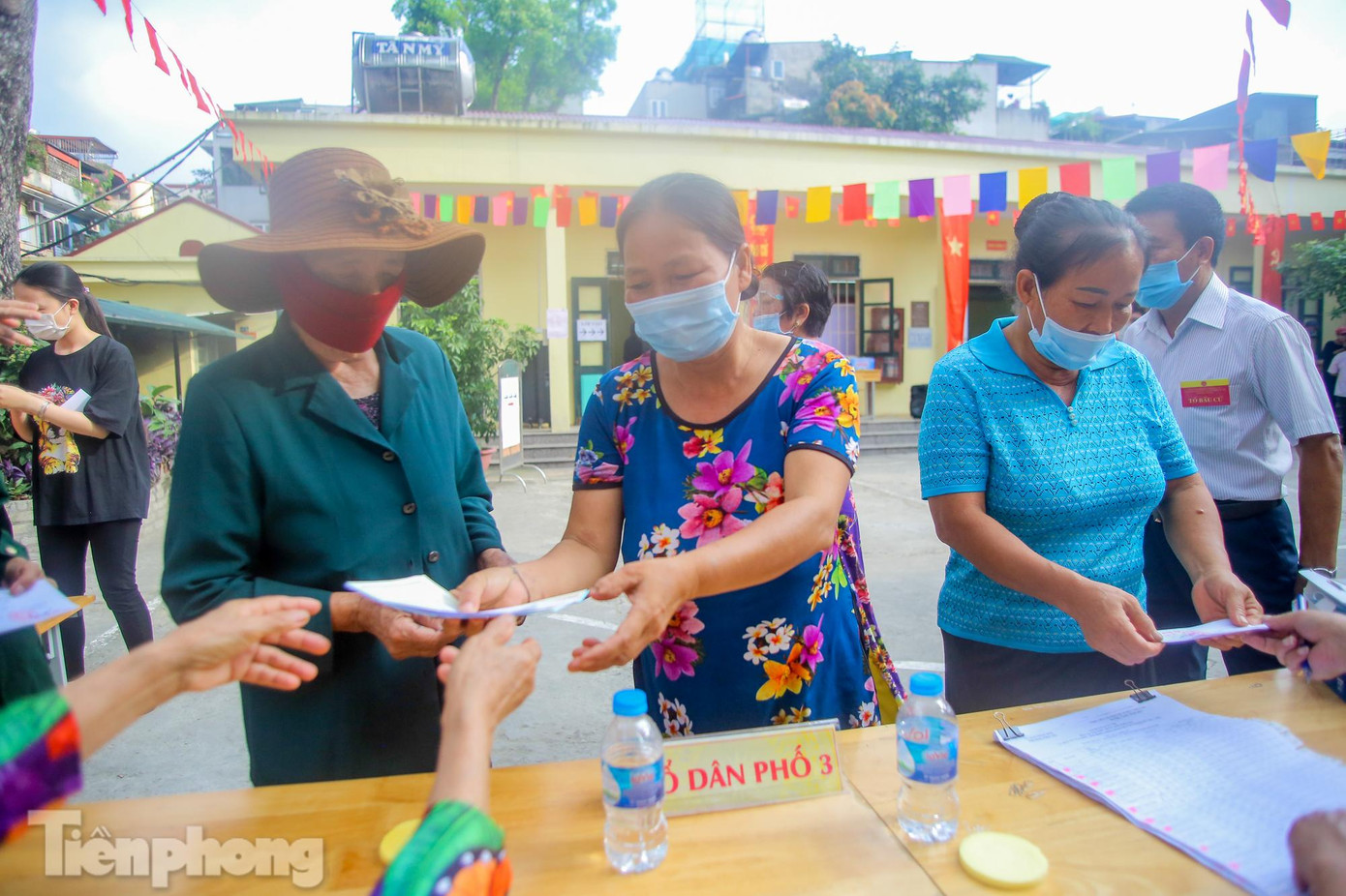 Củ tri hồ hởi nhận lá phiếu bầu cử