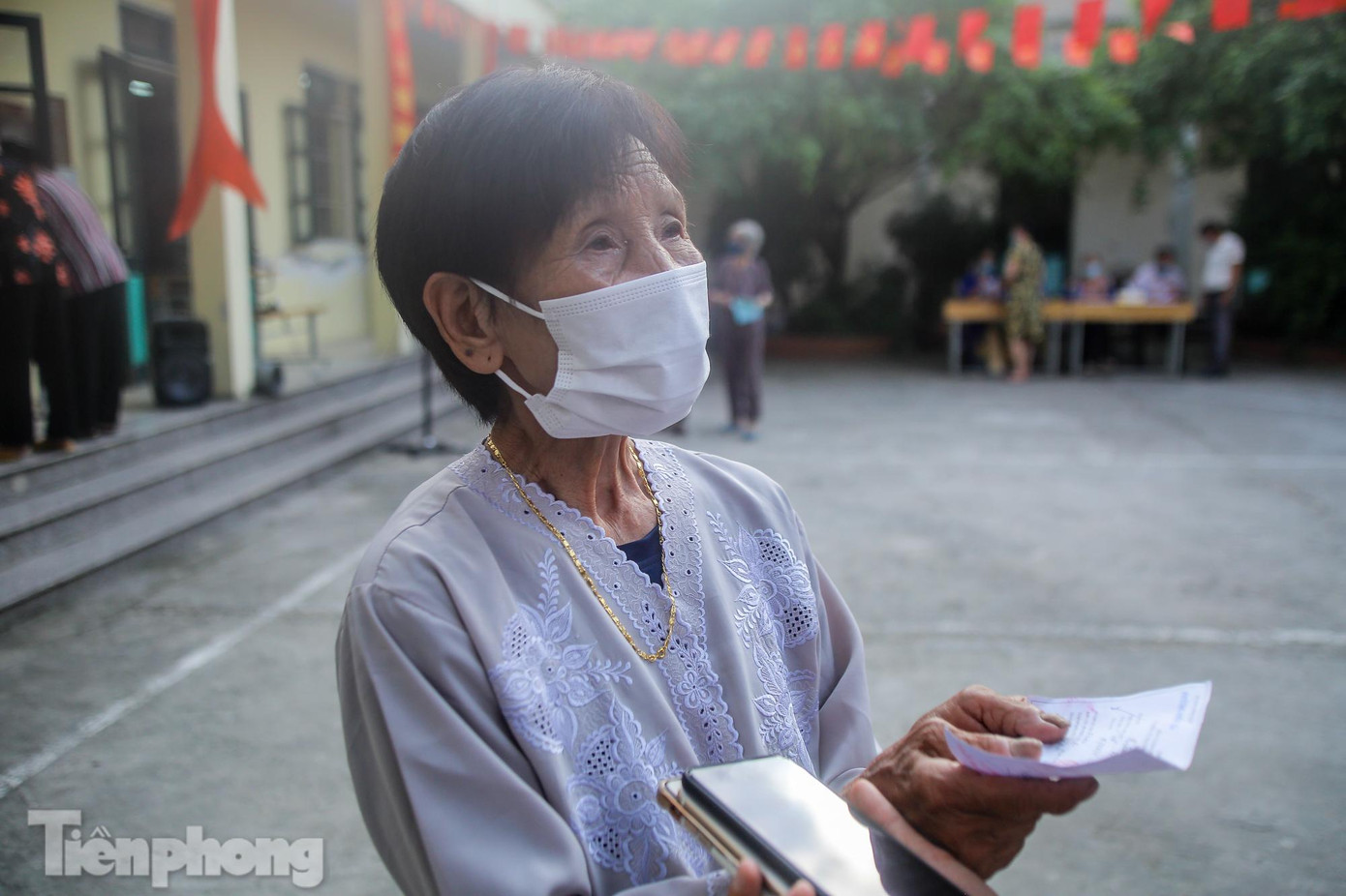 Cụ Trần Thị Thắm, 45 năm sống tại "xóm ngụ cư" dưới chân cầu Long Biên, năm nay đã 101 tuổi nhưng đây mới là lần đầu tiên cụ đi bầu cử tại Hà Nội.