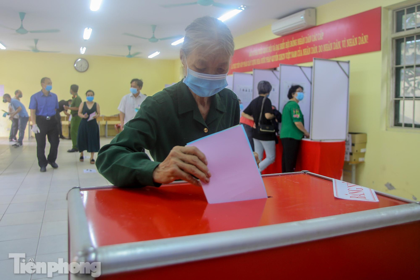 Cụ Trần Thị Ba, năm nay 70 tuổi làm nghề nhặt giấy vụn, sống trọ hàng chục năm dưới chân cầu Long Biên lần đầu được bầu cử ở đây.