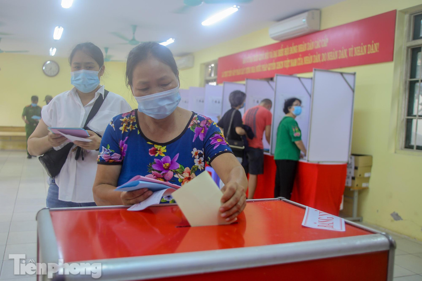 Bà Đỗ Thị Thanh Hà làm nghề bán cháo rong ở chợ Long Biên và bên phố cổ tiến hành bỏ phiếu.