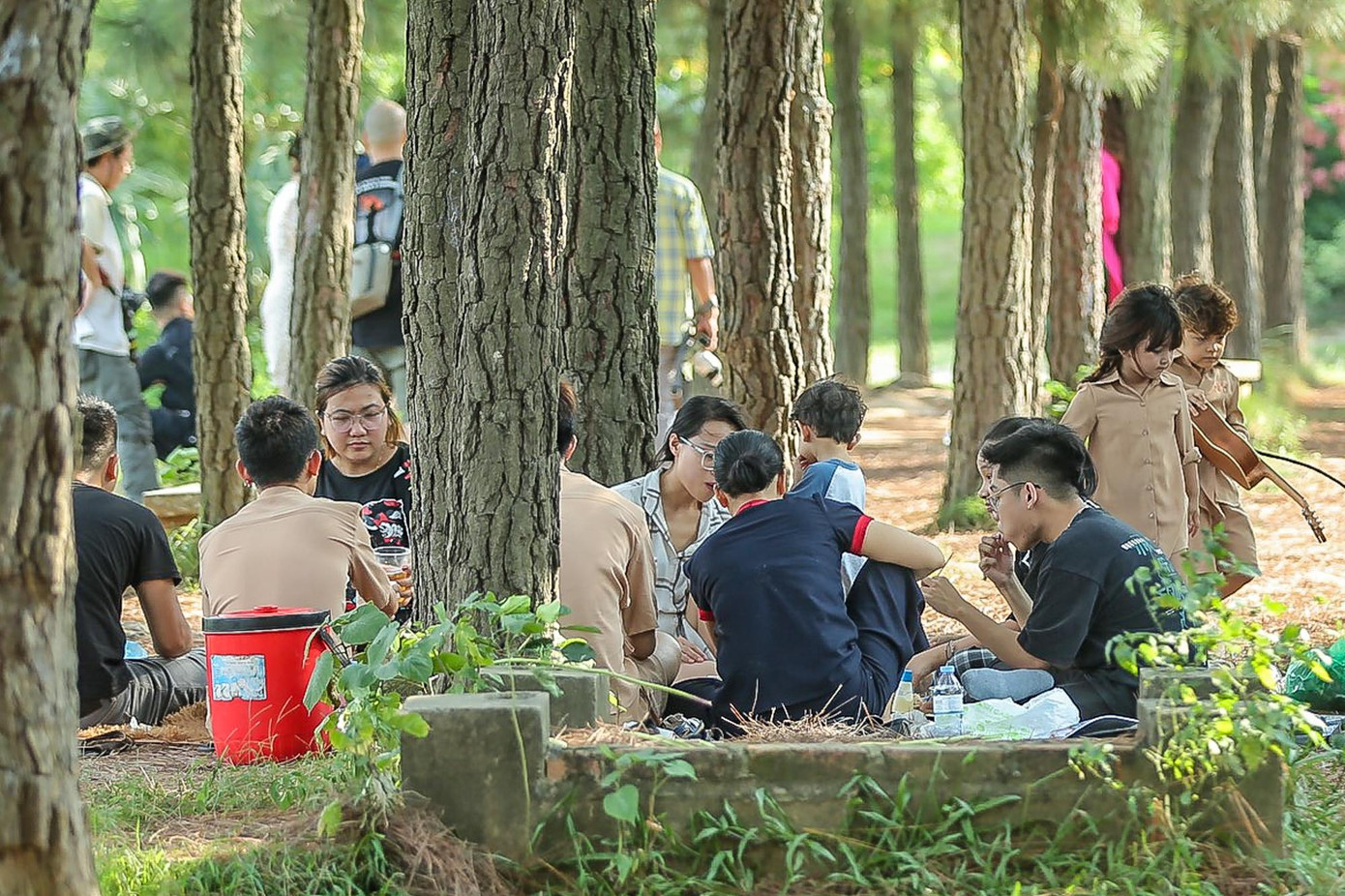 Tụ tập ăn uống, chụp ảnh tại khu vực trên Tụ tập ăn uống, chụp ảnh tại khu vực trên