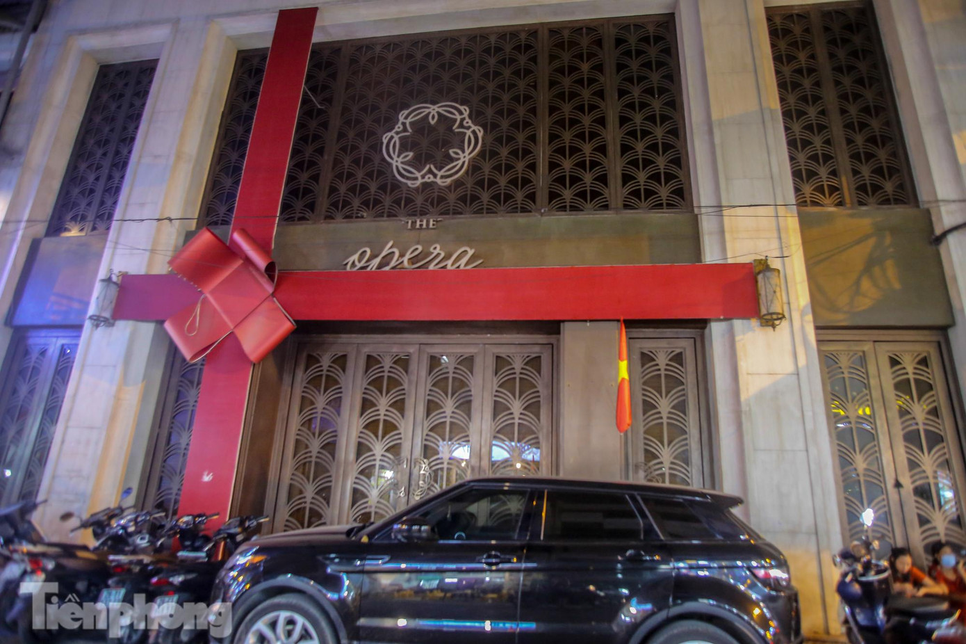 Quán bar trên phố Hàng Buồm đóng, trước cửa thành nơi đỗ xe máy và ô tô.