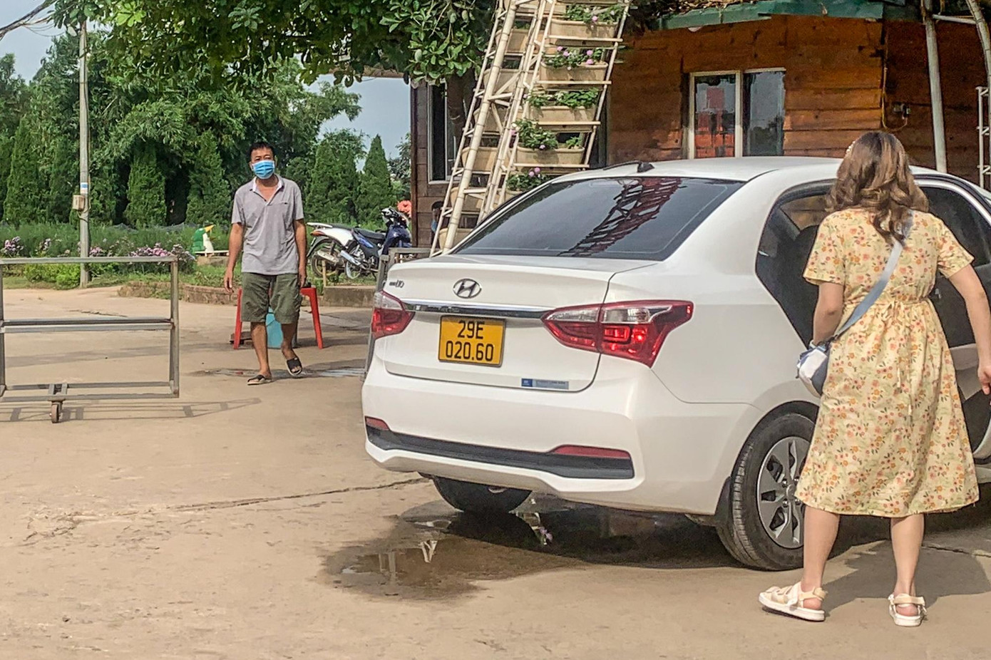 Sau khi biết thông tin trên, nhiều người dân tiếc nuôi "quay xe" ra về. Sau khi biết thông tin trên, nhiều người dân tiếc nuôi "quay xe" ra về.