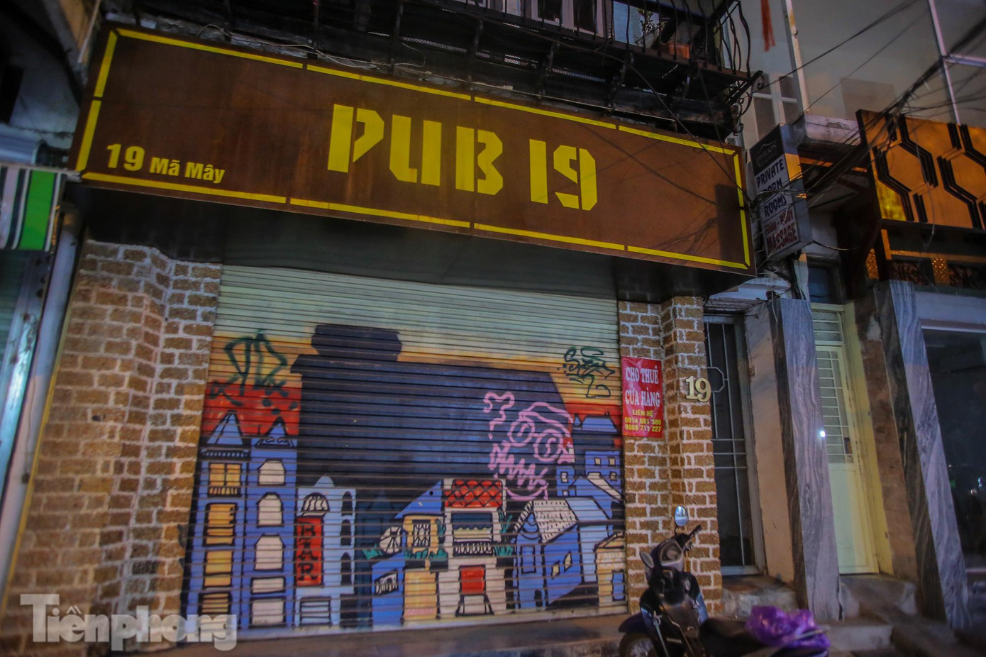 Quán pub đóng cửa, đồng thời treo biển "Cho thuê cửa hàng".