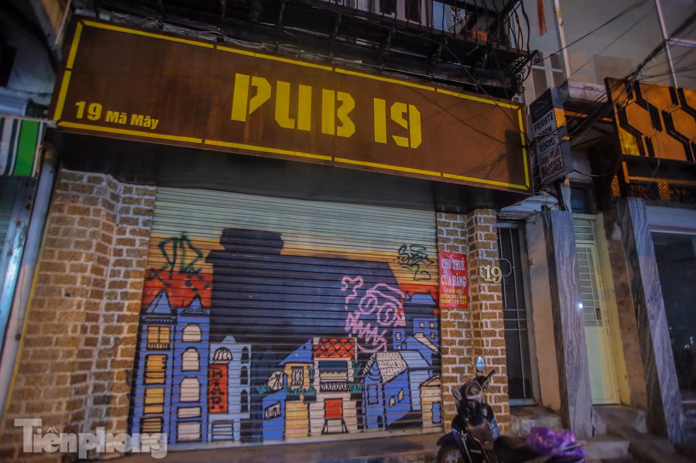 Quán pub đóng cửa, đồng thời treo biển "Cho thuê cửa hàng".