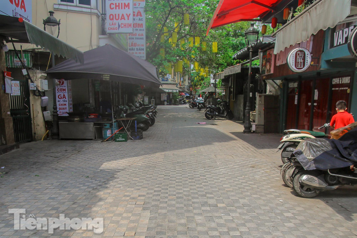 Vỉa hè trên tuyến phố này như "bàn cờ caro" mới mang đến vẻ đẹp khác lạ.