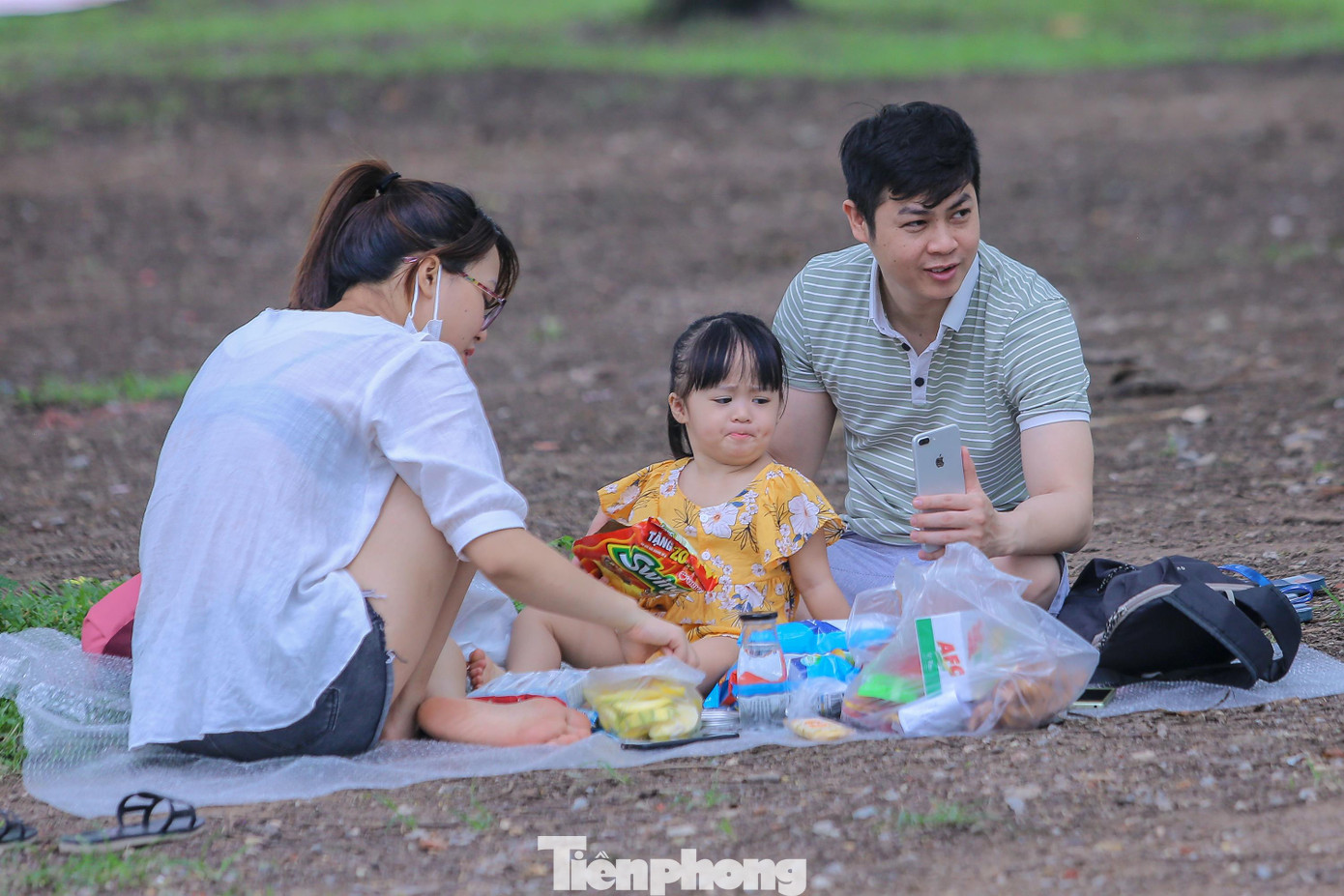 Phần lớn người cắm trại không đeo khẩu trang, một số ít chỉ đeo khi đi lại quanh công viên.