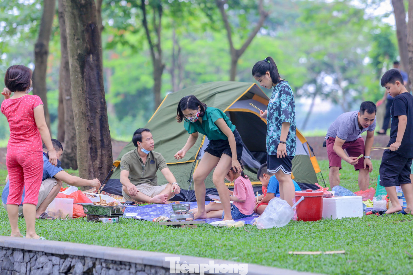 Nhiều người lơ là với việc đeo khẩu trang, không thực hiện giãn cách.