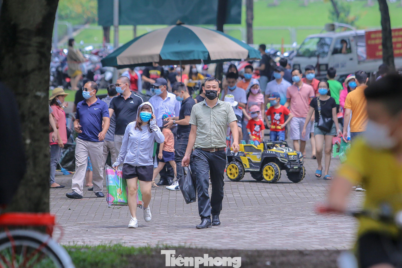 Thay vì về quê hay đi du lịch trong 4 ngày nghỉ lễ 30/4 - 1/5 năm nay, khá đông người dân Thủ đô lựa chọn đi cắm trại, dã ngoại ở công viên Yên Sở (quận Hoàng Mai, Hà Nội).