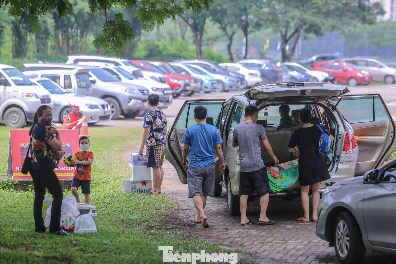 Những người đi đến đây thường đi theo nhóm là các hộ gia đình, nhóm bạn bè...