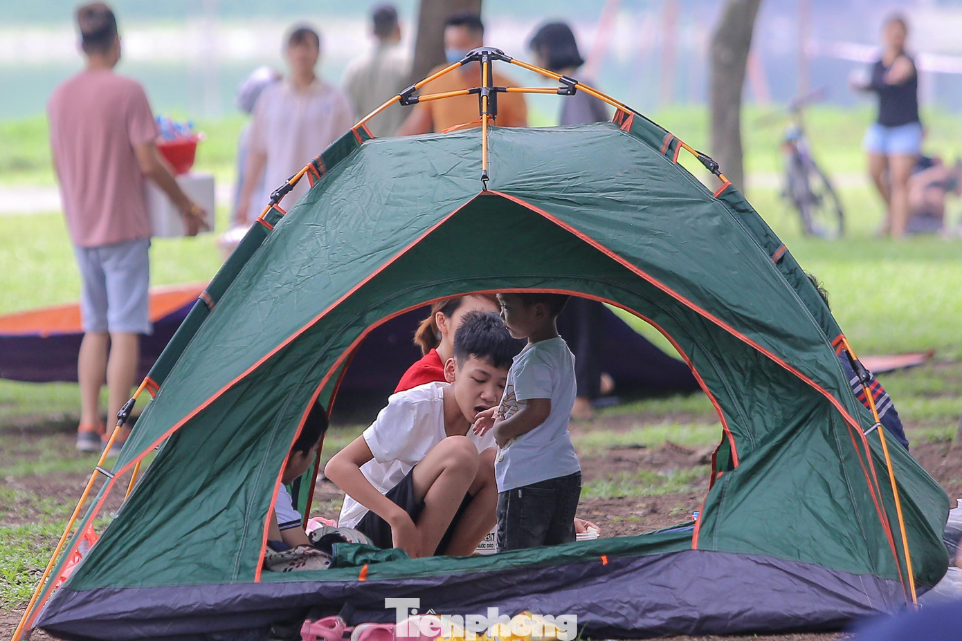 Càng về trưa, các hộ gia đình cùng nhóm bạn bè đổ về công viên ngày càng đông, bãi cỏ còn ít chỗ trống.