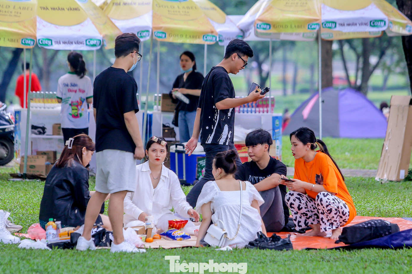 Mặc dù có bảo vệ nhắc nhở đeo khẩu trang, tuy nhiên nhiều người lại bỏ khẩu trang sau khi đeo vào được một lúc.