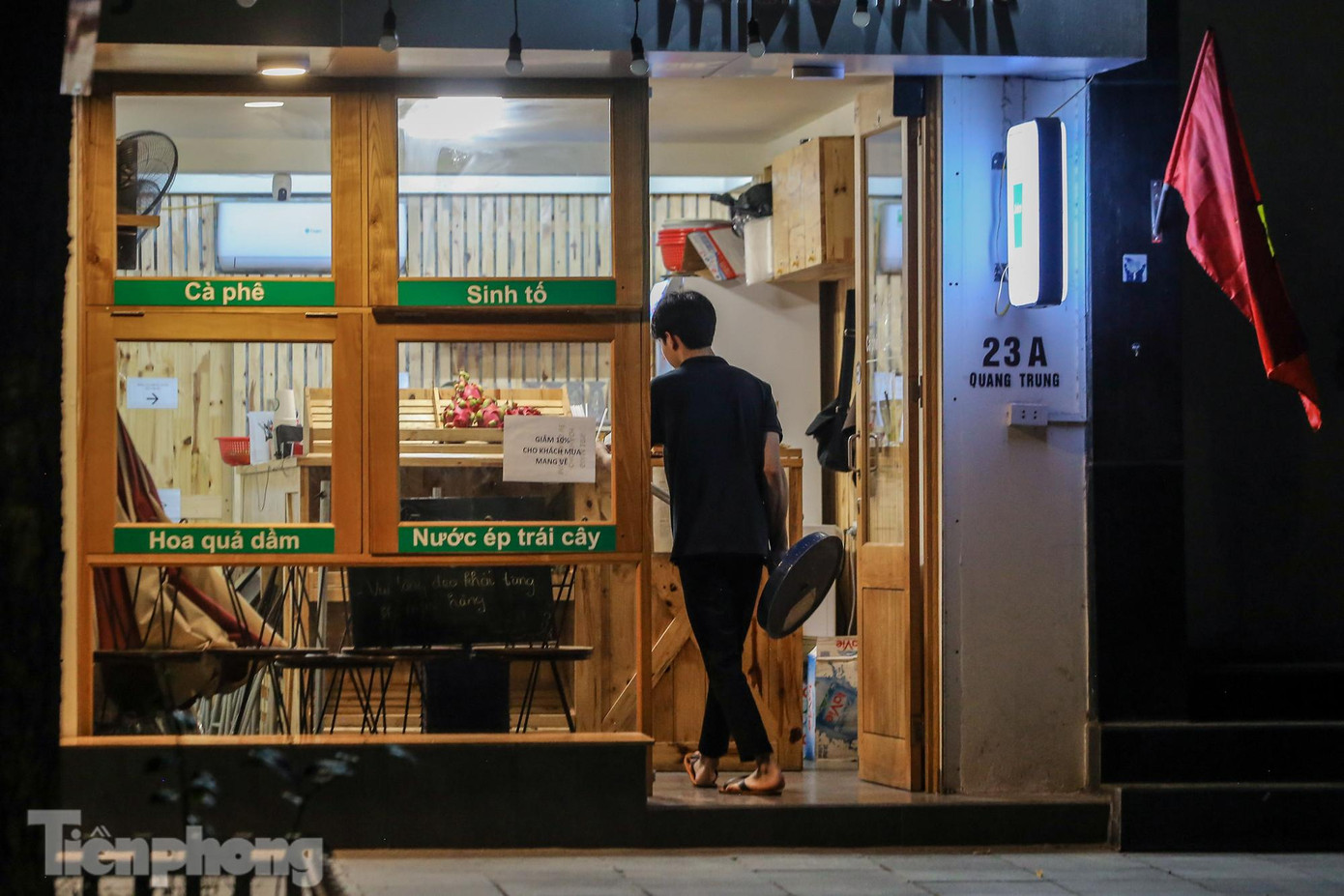 Một cửa hàng cà phê nhanh chóng thu xếp đồ. Một cửa hàng cà phê nhanh chóng thu xếp đồ.