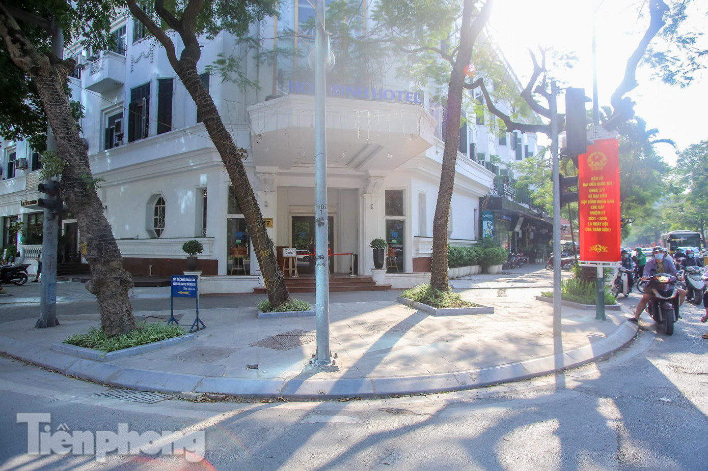 Dự án cải tạo, chỉnh trang, lát đá vỉa hè cũng nằm trong số các công trình trọng điểm của quận Hoàn Kiếm hướng tới Ngày hội bầu cử ĐBQH và HĐND các cấp.