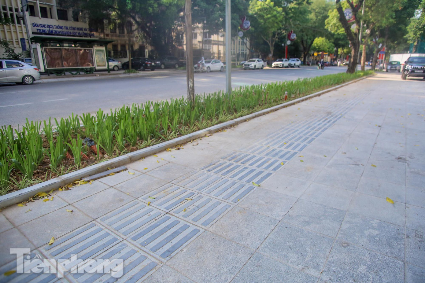 Gạch block cũ đã được thay thế bằng đá bền vững.