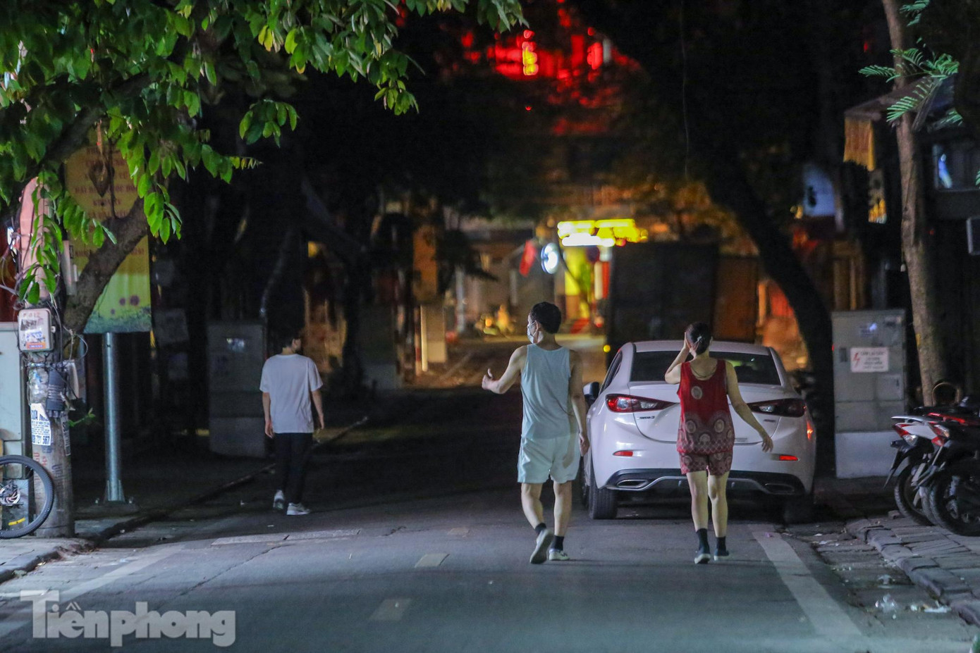 Người dân "thoải mái" đi xuống lòng đường. Người dân "thoải mái" đi xuống lòng đường.