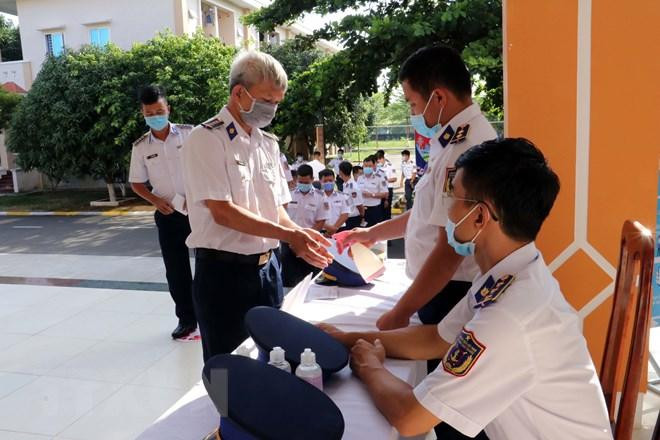 Khử khuẩn, đảm bảo an toàn trước khi bỏ phiếu tại Trụ sở Cảnh sát biển Vùng 3. (Ảnh: Đoàn Mạnh Dương/TTXVN)