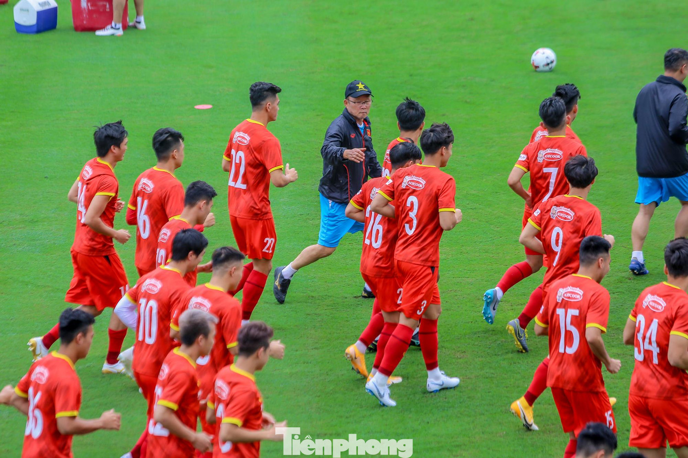 Trong buổi tập thứ 2, HLV Park Hang Seo khá chăm chút cho các học trò.