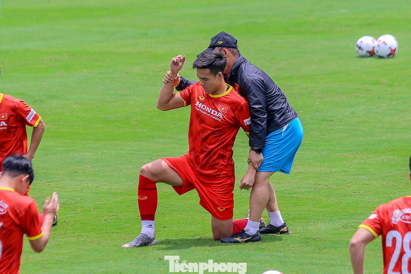 Ông Park tự tay chỉnh động tác cho Bùi Hoàng Việt Anh.