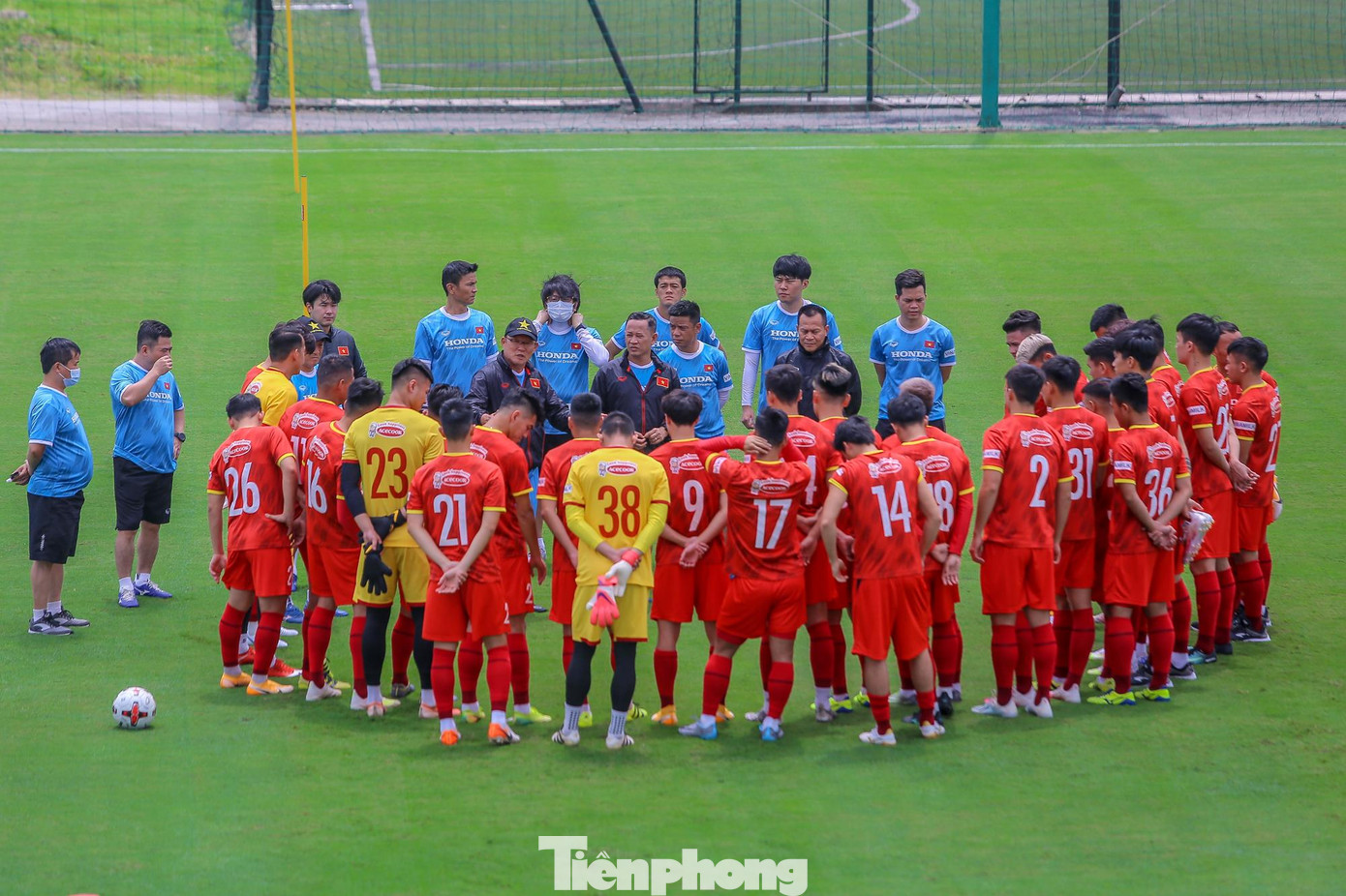 Buổi tập thứ 2 trong đợt tập trung chuẩn bị cho vòng loại World Cup 2022 khu vực châu Á, ĐT Việt Nam "luyện công" dưới thời tiết nắng nóng với nhiệt độ khoảng 33 độ C