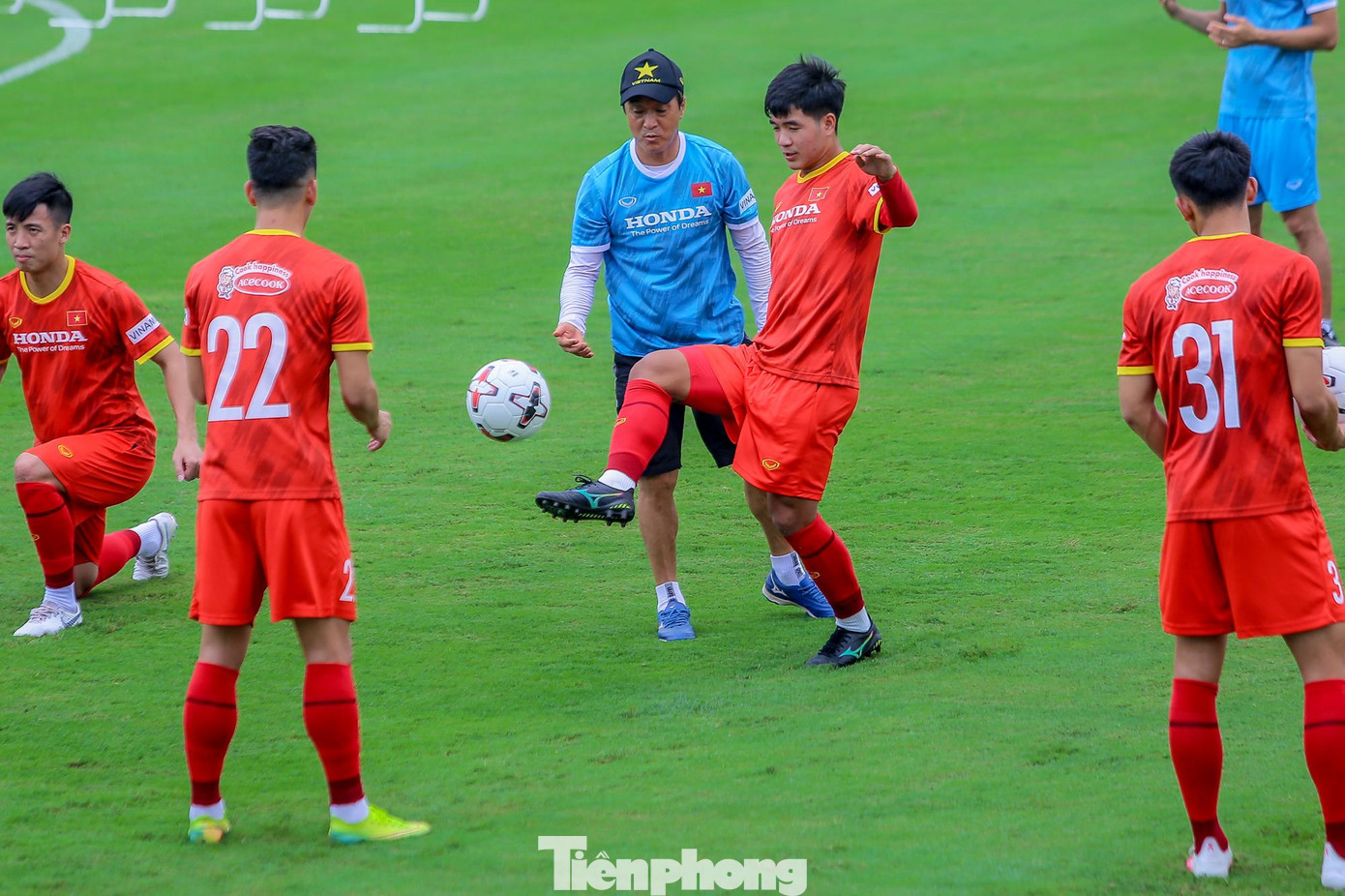 Các cộng sự trong BHL chăm chút khá kỹ các cầu thủ.