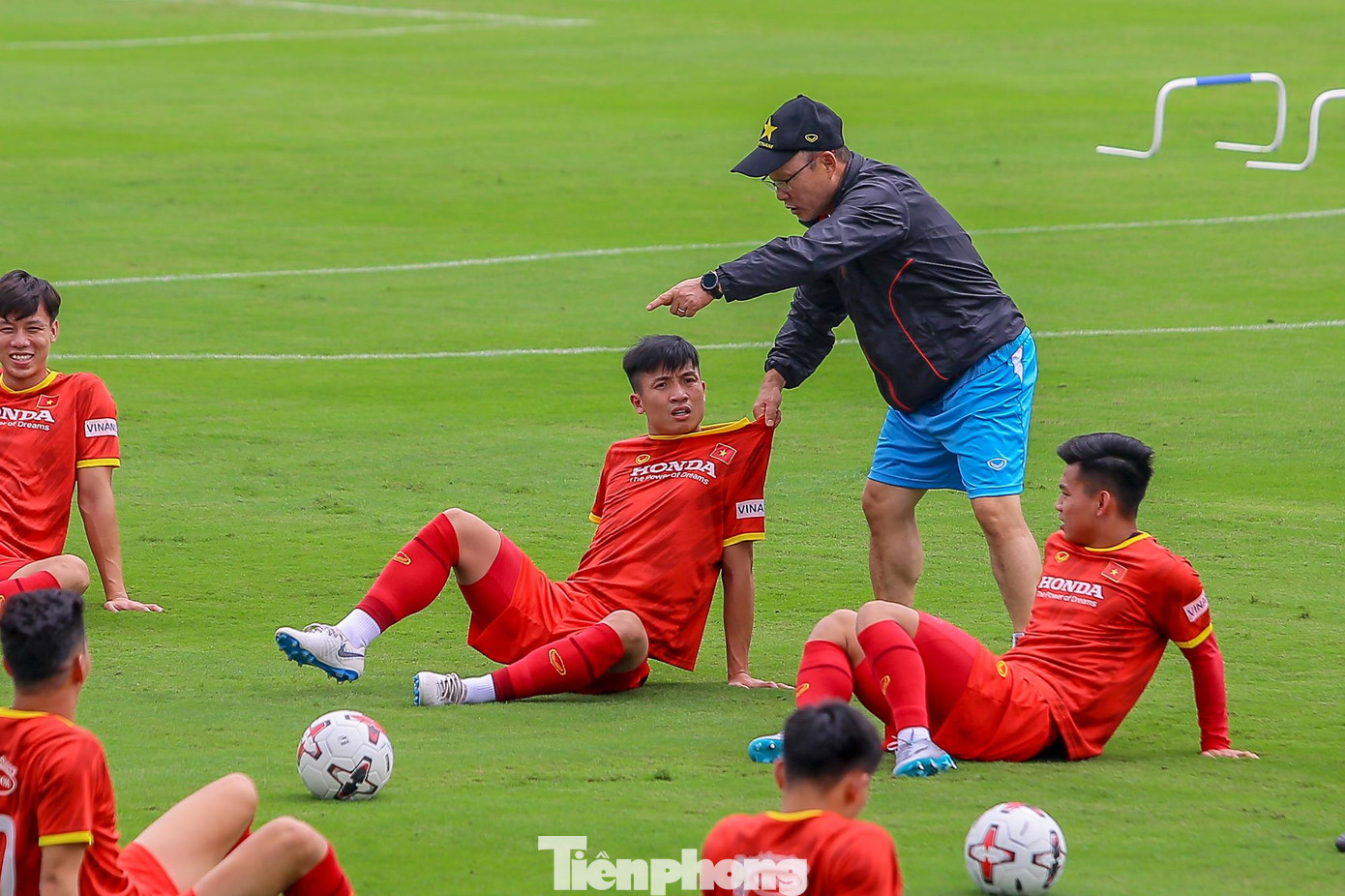 Ông thầy người Hàn Quốc lôi áo trung vệ Bùi Tiến Dũng.