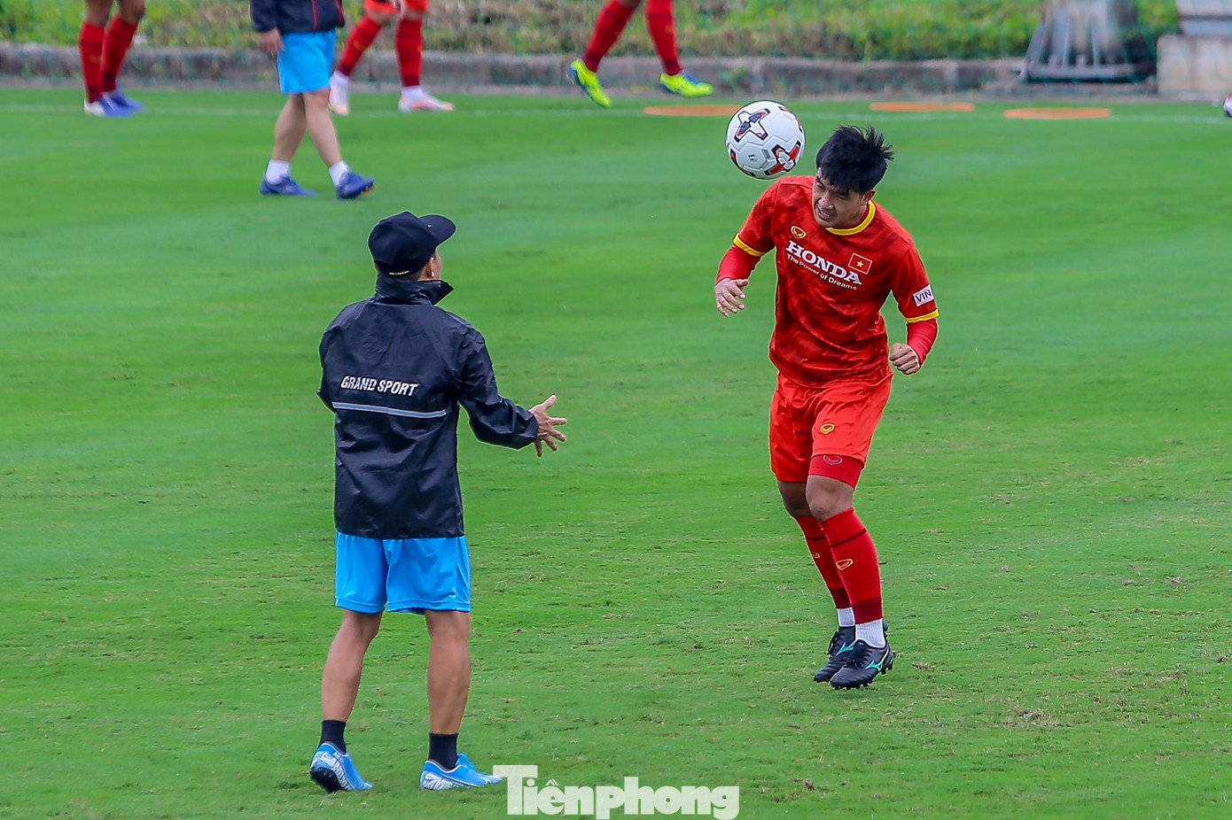 Ở buổi tập này, BHL cho các cầu thủ tập các bài không chiến, một trong những điểm yếu của ĐT Việt Nam.