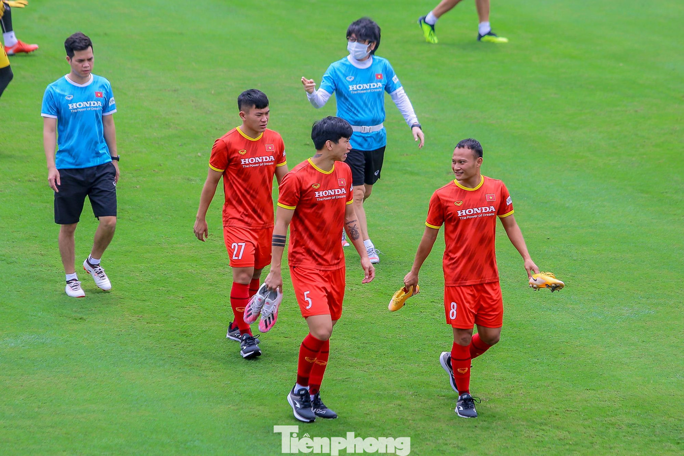 Các cầu thủ Văn Hậu, Trọng Hoàng, Lê Văn Xuân chưa thể tập luyện cùng đồng đội, tiếp tục với những bài tập riêng tại phòng gym.