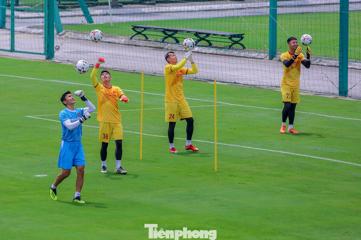 Các thủ môn ĐT Việt Nam cũng được rèn luyện các bài tập liên quan đến kỹ năng chống bóng bổng.