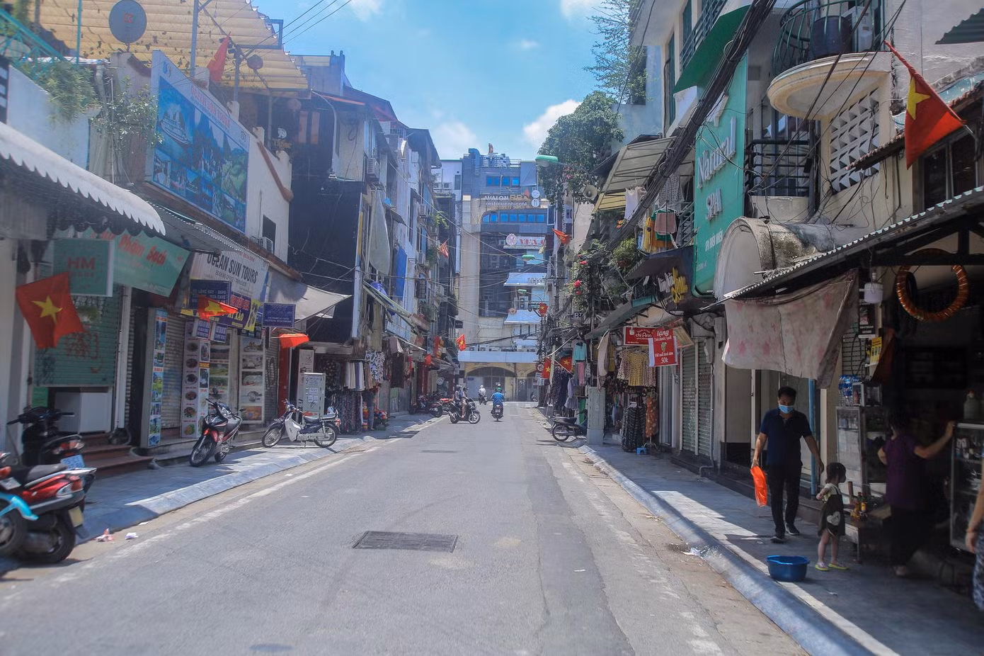 Khu vực phố cổ vốn rất nhộn nhịp với vào cuối tuần với những quán ăn, cà phê giờ trở nên vắng lặng.
